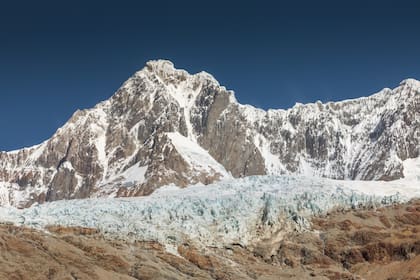 El glaciar rodea buen parte del cerro que siempre permanece nevado.