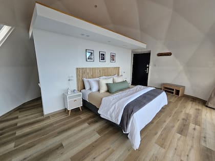 El glamping tiene cuatro domos: cada uno puede recibir hasta tres húespedes.