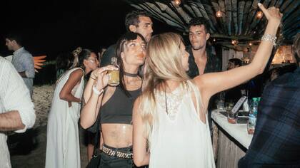 El glitter se impone en la noche esteña