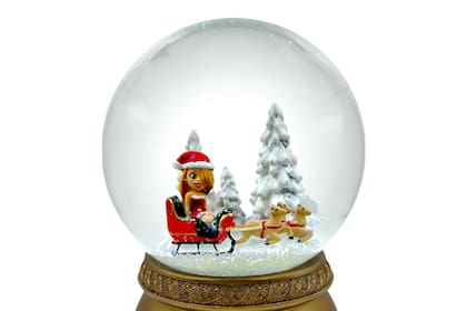 El globo de nieve de vidrio es ideal para regalar o renovar cualquier rincón de la casa. (Amazon MC)