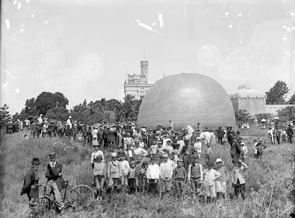 El globo Patriota hizo su primer vuelo el 24 de enero de 1909 desde los terrenos cercanos a Villa Ombúes, que se ve al fondo, a la izquierda.