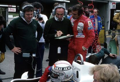 El glorioso año 1980: en el circuito de Brands Hatch, Patrick Head, Frank Williams y Carlos Reutemann, junto al auto que conduce Alan Jones; el binomio de pilotos ganó seis de las 14 pruebas de la temporada