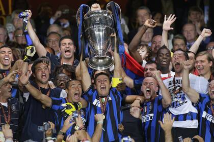 El glorioso momento de Inter: Zanetti levanta la copa de la Champions League y los neroazzurri celebran el triplete histórico de la temporada 2009/10