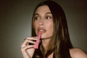 Es el gloss preferido de Hailey Bieber y cuesta US$20 en Rhode, pero Beauty Creations vende un “dupe” por US$7