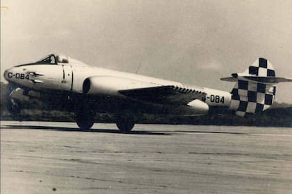 El Gloster Meteor es un caza a reacción que llegó a la Argentina desde Gran Bretaña y que sirvió por muchos años a la Fuerza Aérea nacional