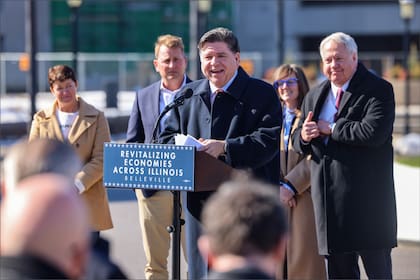 El gobernador actual de Illinois, JB Pritzker, se presenta en busca de la reelección con un nuevo compañero de fórmula