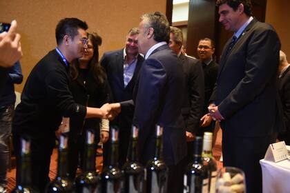 El gobernador Alfredo Cornejo durante un encuentro mundial de compradores de vino a granel que se realizó en Mendoza