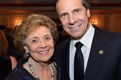 El gobernador Andrew Cuomo junto a su mamá, Matilda