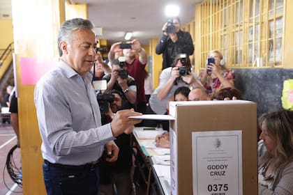 El gobernador, antes de votar, cuestionó al peronismo por "hacer en Mendoza un montaje digno de la corrupción K"