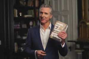 El goernador Newsom revela detalles de la muerte de su madre en sus memorias