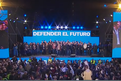 El gobernador Axel Kicillof en el búnker de Fuerza Patria