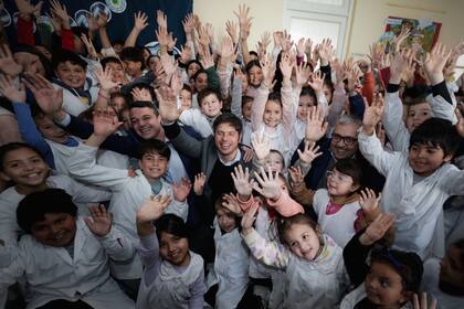 El gobernador Axel Kicillof en modo campaña, junto a alumnos de una escuela primaria en Arrecifes