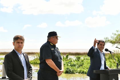 El gobernador Axel Kicillof (izq.) y el intendente Ramón Lanús (der.) presentaron el convenio