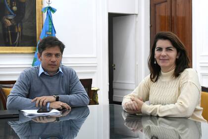 El gobernador Axel Kicillof, junto a la intendenta de Moreno, Mariel Fernández