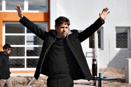 El gobernador Axel Kicillof pasó ayer en tren de campaña por Olavarría