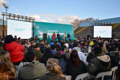 El gobernador Axel Kicillof presentó en Quilmes la ampliación de los objetivos del programa Bonaerenses Solidarios que articula las tareas comunitarias que realizan jóvenes voluntarios y voluntarias de la provincia de Buenos Aires
