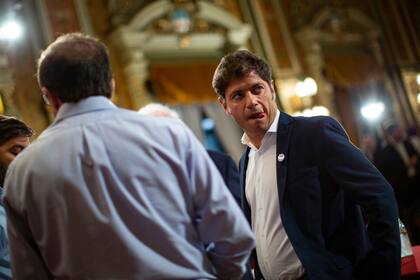 El gobernador Axel Kicillof tras compartir un acto con el Ministro de salud Ginés Gonzalez Garcia y Hugo Moyano