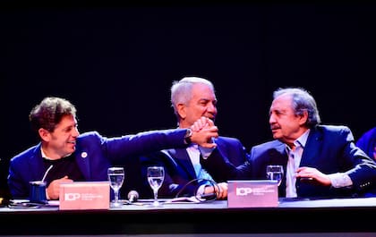 El gobernador Axel Kicillof y el exembajador Ricardo Alfonsín junto al intendente de La Plata, Julio Alak, en el instituto de Capacitación Política, el 27 de agosto de 2024