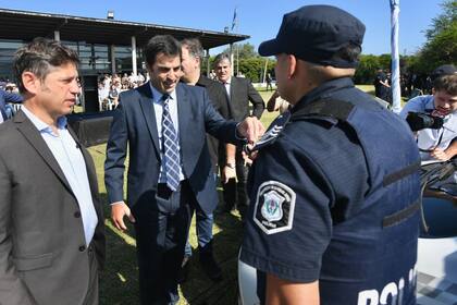 El gobernador Axel Kicillof y el intendente de San Isidro, Ramón Lanús, en el acto de entrega de patrulleros para la policía bonaerense