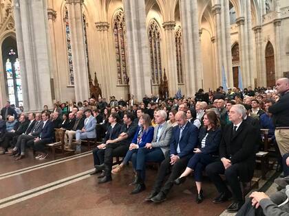 El gobernador Axel Kicillof y su gabinete, junto con dirigentes de la oposición, en la Catedral de La Plata