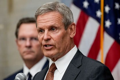 El gobernador Bill Lee firmó una ley por la cual funcionarios pro santuario enfrentan penas de prisión y multas de 3000 dólares