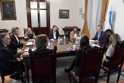 El gobernador Bordet firmó un decreto para abrir algunos comercios minoristas en Entre Ríos