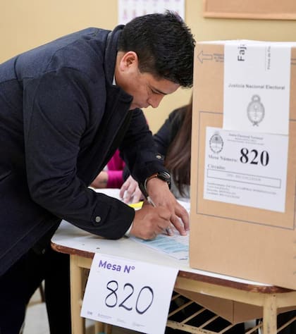 El gobernador Claudio Vidal al votar el 26 de octubre