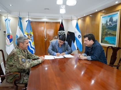 El gobernador Claudio Vidal, el titular del CPE, Daniel Busquet y el comandante de la Brigada Mecanizada XI, Coronel Mayor Gustavo Adrián Sivori mientras firmaban convenio para el mantenimiento de las escuelas de Santa Cruz.