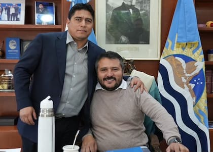 El gobernador Claudio Vidal junto a Pablo Carrizo en una foto tomada en la gobernación santacruceña.-
