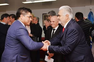 El gobernador Claudio Vidal saluda a Sergio Acevedo, minutos después que el exgobernador jurara como vocal del Tribunal Superior de Justicia.