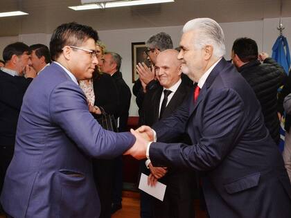 El gobernador Claudio Vidal saluda a Sergio Acevedo, minutos después que el exgobernador jurara como vocal del Tribunal Superior de Justicia.