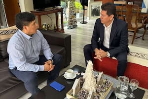 El gobernador Claudio Vidal y el interventor de YCRT Carlos Gordillo Arriagada, durante una reunión en 2025
