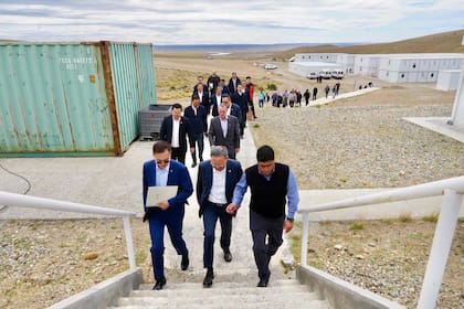 El gobernador Claudio Vidal y los representantes de la China Energy, en la represa La Barrancosa, Santa Cruz