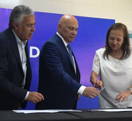 El gobernador Cornejo; Raúl Olmos, presidente del grupo Olmos, y Olga Aguilera, presidenta de Hogar Salud, en la firma de un convenio