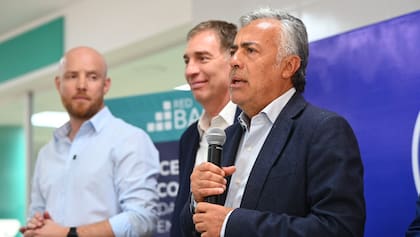 El gobernador Cornejo y detrás, el ministro Santilli