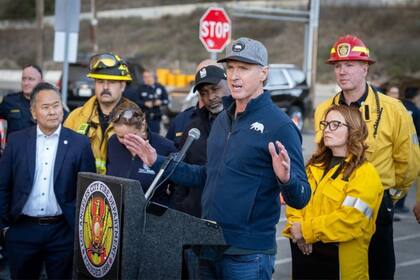 El gobernador cuestionó el silencio de Trump y sus recortes al Servicio Forestal en medio de la emergencia
