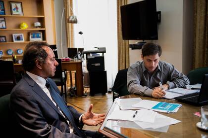 El entonces gobernador bonaerense Daniel Scioli durante una reunión de trabajo con el ministro de Economía Axel Kicillof (7 de febrero de 2014)