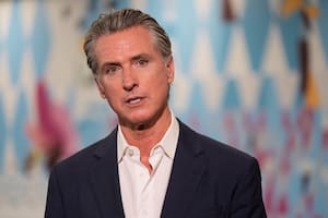 Newsom anuncia ayuda en California para todos los migrantes indocumentados afectados por el ICE