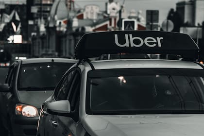 El gobernador de California, firmó una ley que beneficia a los conductores de viajes compartidos como Uber y entra en vigor en enero de 2026