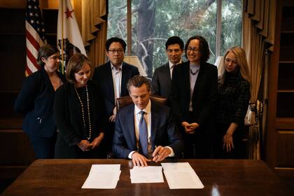 El gobernador de California, Gavin Newsom, decidió vetar el proyecto de ley AB 2586 que beneficiaba a los inmigrantes indocumentados