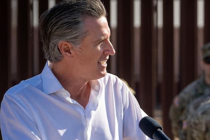 El gobernador de California, Gavin Newsom, evalúa opciones ante la salida de Valero