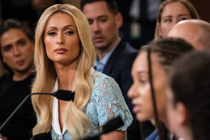 El gobernador de California, Gavin Newsom, firmó una ley impulsada por Paris Hilton; la normativa busca brindar mayor transparencia en las instalaciones de tratamiento residencial para jóvenes