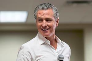 De qué trata la ley firmada por Newsom sobre los conductores de camiones de construcción en California