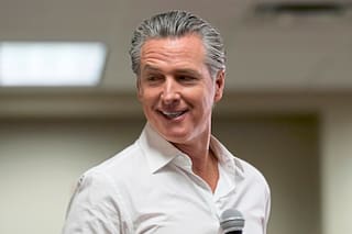 De qué trata la ley firmada por Newsom sobre los conductores de camiones de construcción en California