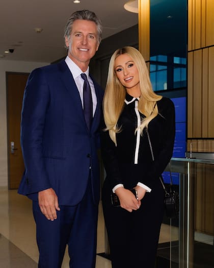 El gobernador de California, Gavin Newsom, firmó una ley impulsada por Paris Hilton; la normativa busca brindar mayor transparencia en las instalaciones de tratamiento residencial para jóvenes