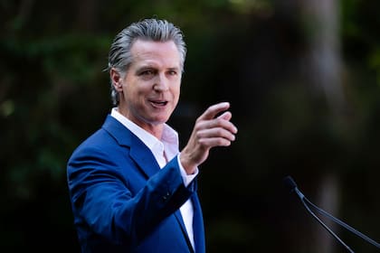 El gobernador de California, Gavin Newsom, firmó un paquete de leyes que buscan legislar sobre la desinformación en redes sociales; lo prometió hace unos meses luego de un cruce con Elon Musk