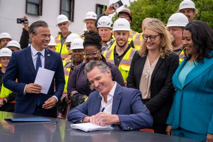 El gobernador de California, Gavin Newsom, firmó un paquete de leyes que busca equilibrar la relación entre inquilinos y propietarios; una de ellas es para sumar puntos crediticios por pagar el alquiler en tiempo y forma