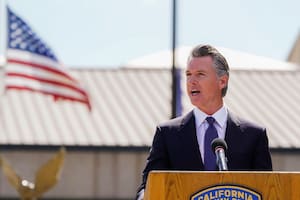 El gobernador de California, Gavin Newsom, muestra que ha firmado un proyecto de ley sobre comida rápida rodeado de trabajadores de ese sector en el Local 721 del sindicato SEIU en Los Ángeles, el jueves 28 de septiembre de 2023.