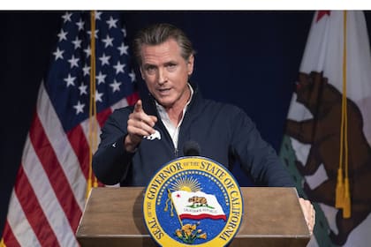 El gobernador de California, Gavin Newsom, ofrece un discurso en Sacramento, California, el 10 de enero de 2023. (AP Foto/José Luis Villegas, archivo)