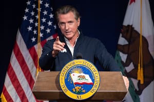 El gobernador de California, Gavin Newsom, tiene que tomar la decisión sobre firmar o vetar la nueva ley que favorecería a las familias (AP Foto/José Luis Villegas, archivo)